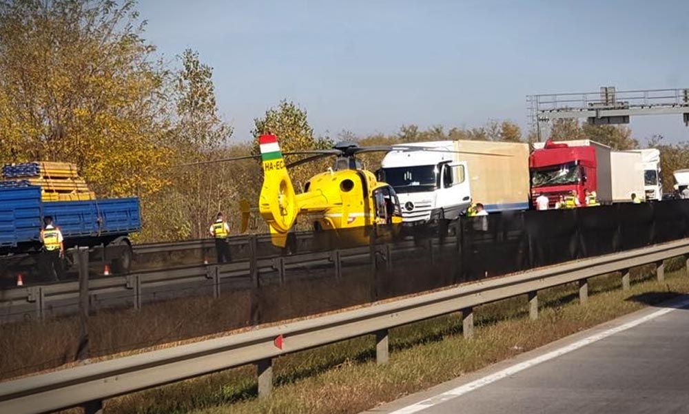 Baleset az M5-ös autópályán: egy motoros életéért küzdenek, a forgalmat leterelik a sztrádáról