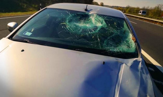 Durva baleset Hajdú-Bihar megyében: személyautó és kamion ütközött