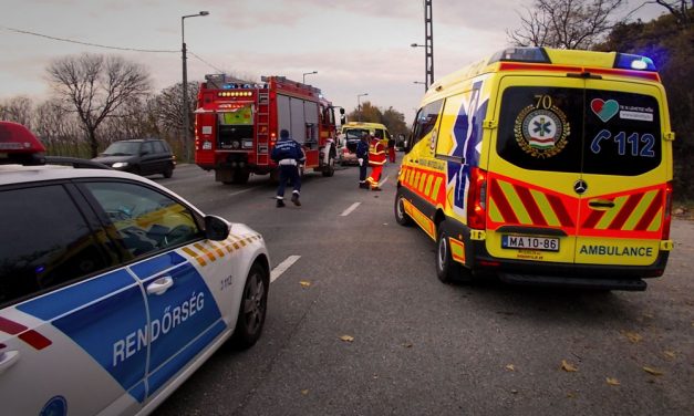 Felborult egy kisbusz az M7-esen, 9-en sérültek meg