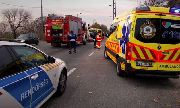 Az árokban kötött ki egy gépkocsi a 2-es főúton