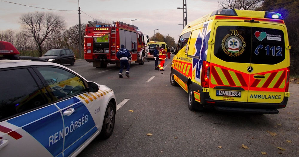 Az árokban kötött ki egy gépkocsi a 2-es főúton