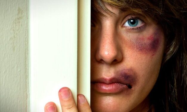 Három nő verte meg a nyílt utcán a 17 éves kamasz lányt