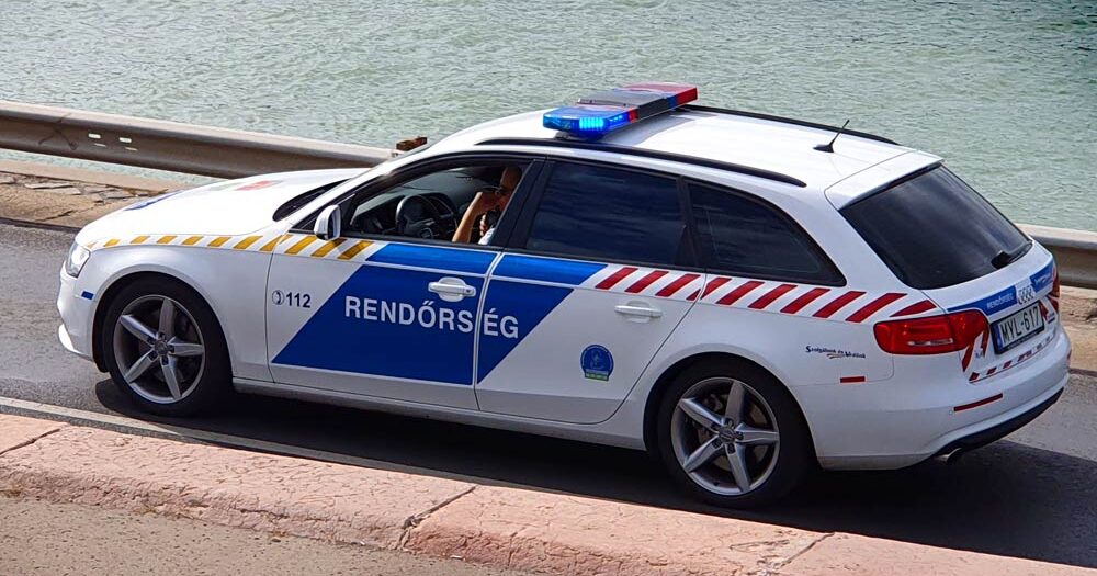 Életmentő rendőrök: Rosszul lett a taxiban a kismama, rendőrségi felvezetést kapott a kórházig – Videó a száguldozásról