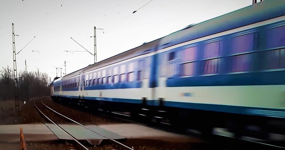 Elütött a vonat egy embert Ceglédnél, a szerelvény akkorát vészfékezett, hogy a 4-es főút vasúti átjárójában állt meg, emiatt a közúti forgalmat elterelik