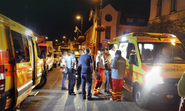 Karókkal vertek mindenkit a gödöllői bárban, brutális tömegverekedéshez riasztották a rendőrséget.