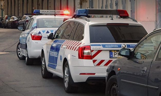 A Facebookon fenyegetett meg egy férfi egy rendőrnőt: még az ágyában bilincsbe verték