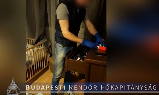 Rajtaütés a csalókon: A rendőrök is meglepődtek, hogy a virágcserépből került elő a bizonyíték