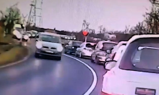 Az idióta autós éppen csak átért az érkező vonat előtt Százhalombattánál