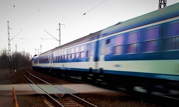 Gázsprayt fújhattak a MÁV egyik vonatába Vecsésnél, menekültek az utasok
