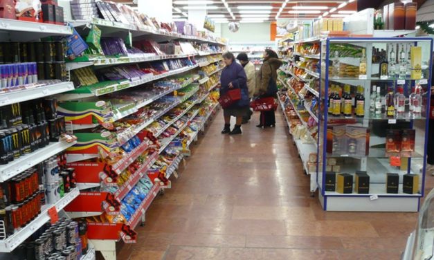 Megverte a biztonsági őrt a boltban, hogy ellophassa a whiskyt