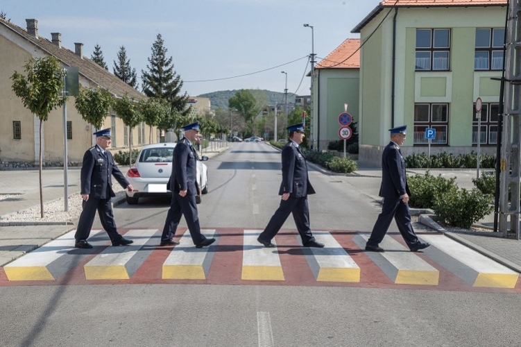 Háromdimenziós zebrát adtak át Dorogon
