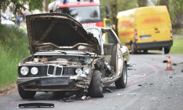 37 éves BMW-vel szenvedett súlyos balesetet egy férfi