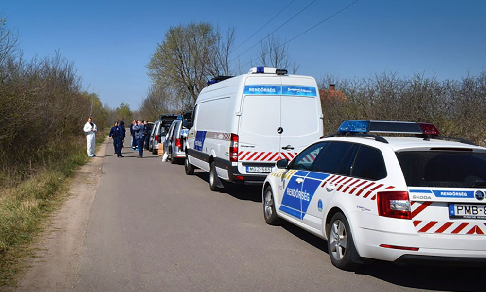 A rendőrök leintették az autót, gyorsan megpróbálták az utasok kidobálni a kábítószert