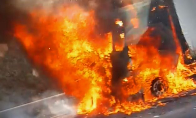 Hatalmas lángokkal ég egy kamion az M0-áson, teljes az útzár