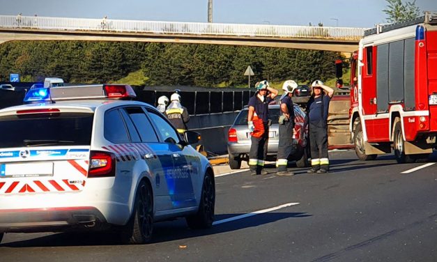 Koronavírus-fertőzöttek estek ki egy balesetet szenvedett kisbuszból az M1-esen
