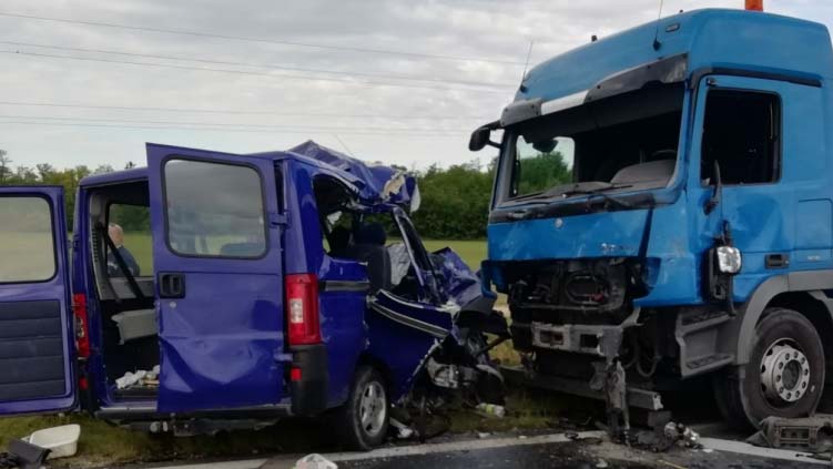Előzés közben ütközött össze a Balatonnál a munkásokat szállító kisbusz – részletek az öt áldozatot követelő balesetről