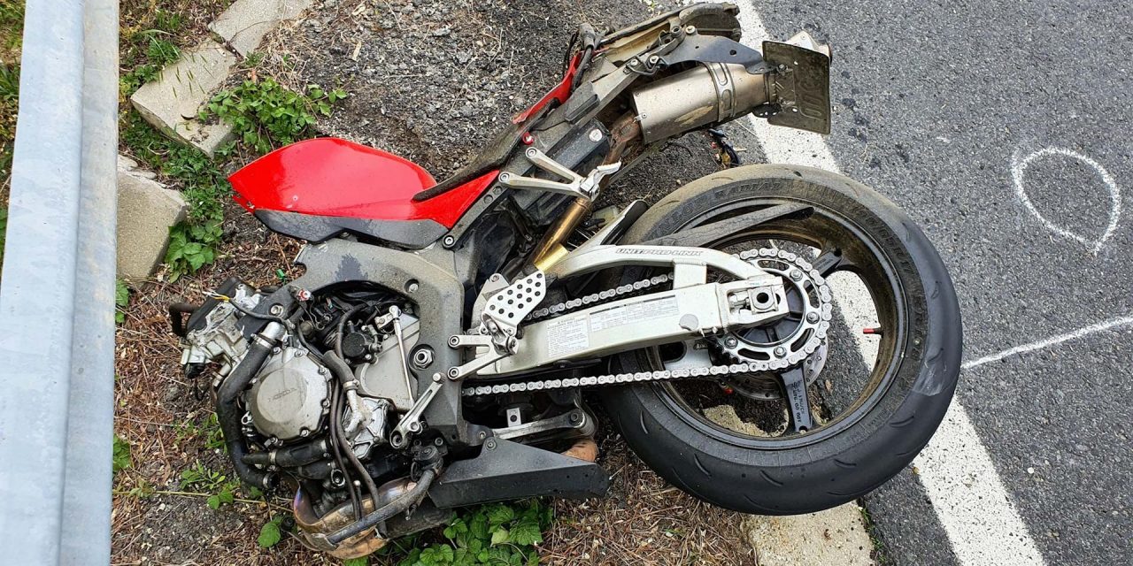 Meghalt egy motoros, miután kukásautóval ütközött: a mentők már nem tudták újraéleszteni a 27 éves férfit