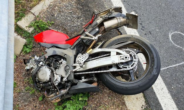 Meghalt egy motoros, miután kukásautóval ütközött: a mentők már nem tudták újraéleszteni a 27 éves férfit