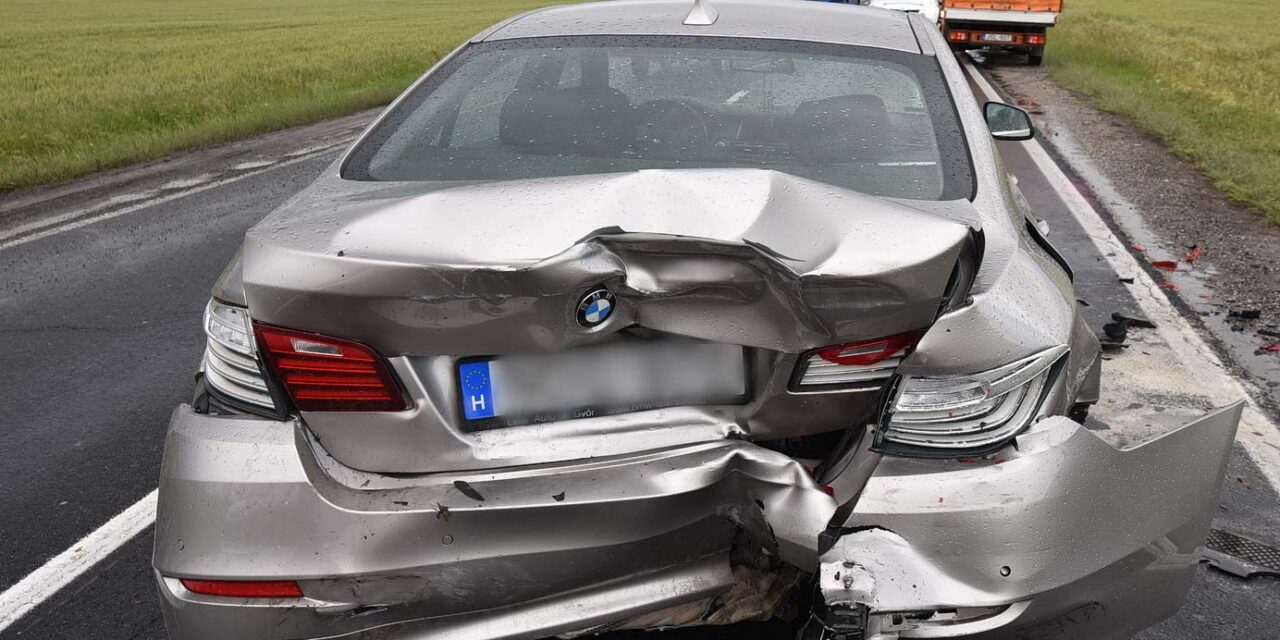 Mobilját nézegette a sofőr, amikor nekiment egy fél órája vásárolt BMW-nek