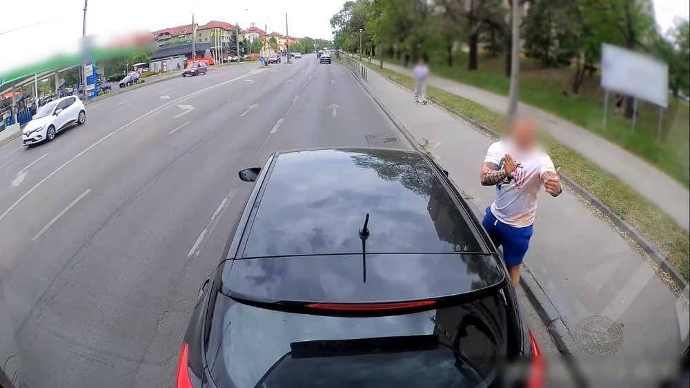 Börtönt kérnek a büntetőfékezőre, sokba kerülhet az idegbeteg sofőrnek a Balaton-parti manőver – VIDEÓVAL!
