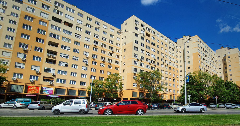 “Mielőtt felmászott volna az erkély peremére, írt egy levelet a lányának” – kiugrott a 8. emeletről egy férfi a Szentendrei úton, egy 10 éves gyermek maradt félárván