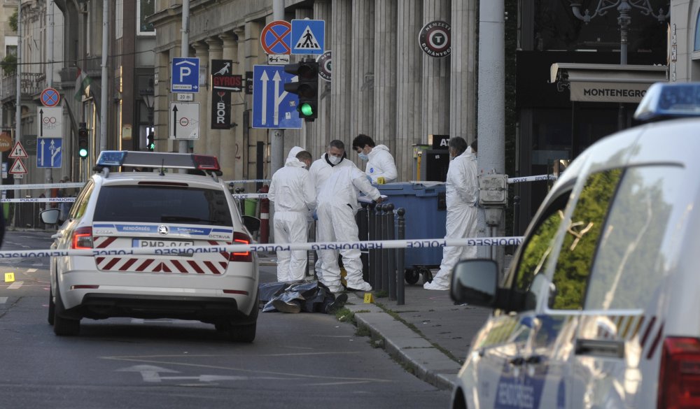 Brutális gyilkosság Budapesten: két embert halálra késeltek a Deák téren