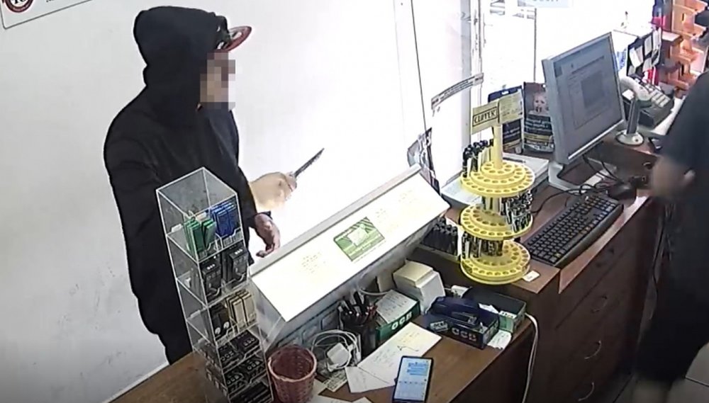 Fegyverrel rabolt két fiatal egy dohányboltot Debrecenben