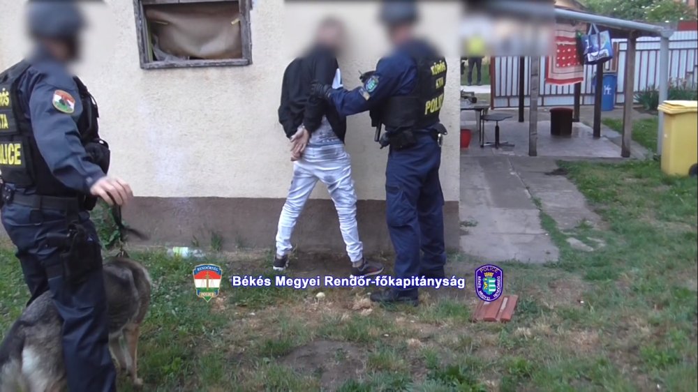 Kábítószert terjesztett és fogyasztott, durván lecsaptak rá