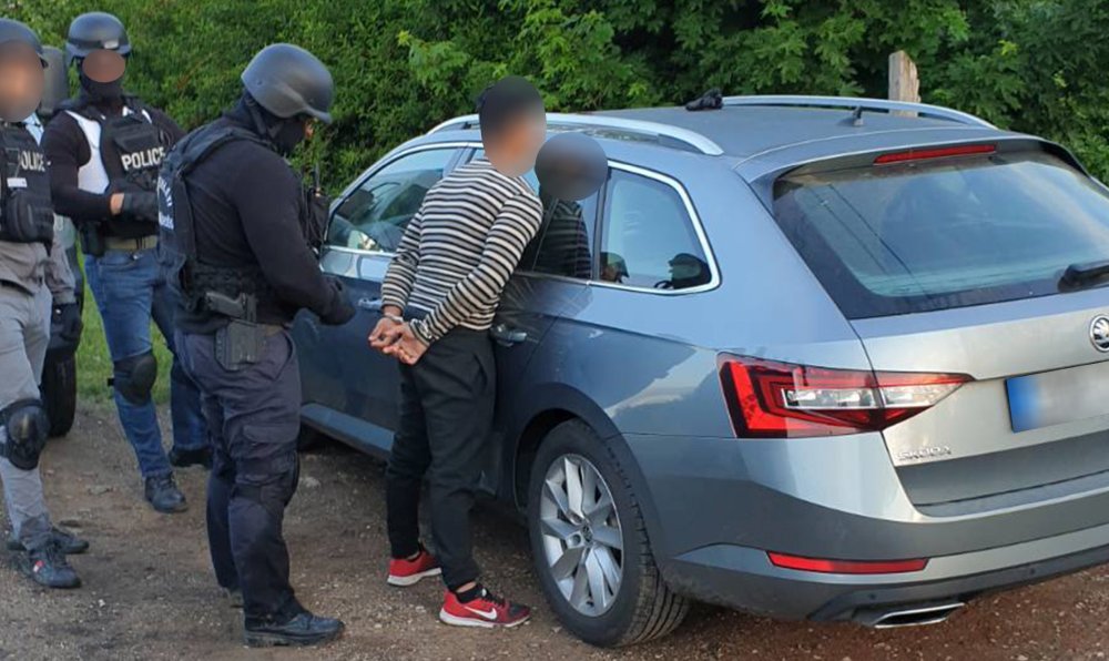 Prostitúcióra kényszerítettek fiatal lányokat, lecsaptak rájuk a rendőrök