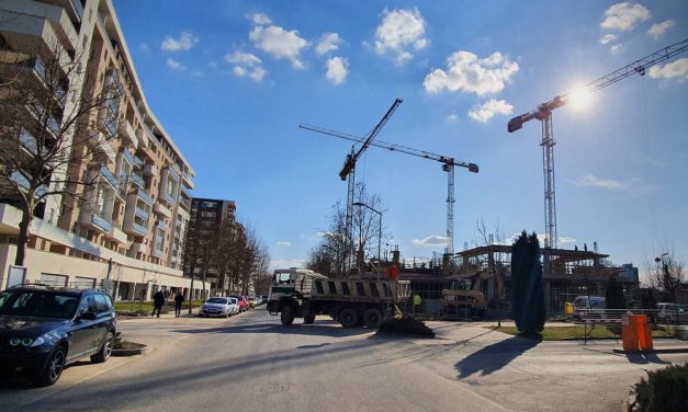 „Úgy tűnik, nagyon szeret valaki odafent és vigyáz rám” – A szerencse fia: lezuhant a nyolcadikról Budapesten egy munkás, az ötödiken tért magához. Korábban túlélt egy durva autóbalesetet is