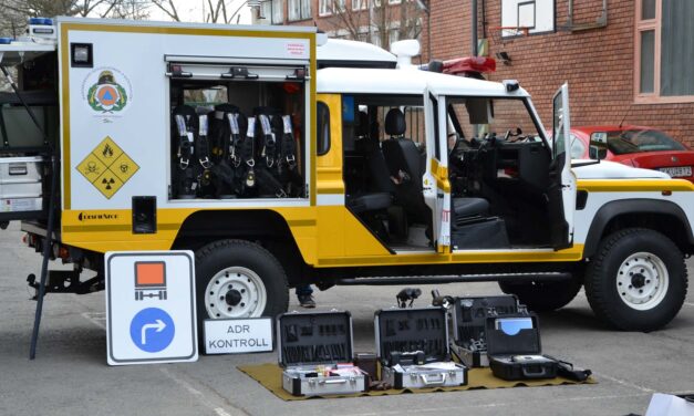 Kiürítettek egy társasházat, ismeretlen eredetű szúrós szag terjed a környéken