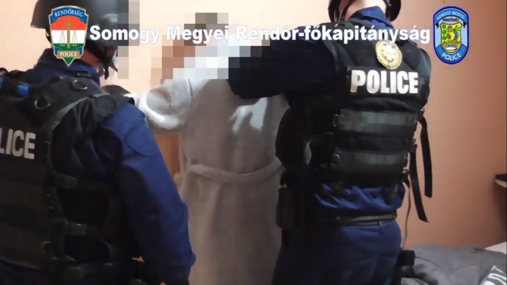 Köntösben tartóztatták le, miután maszkokkal verte át az embereket