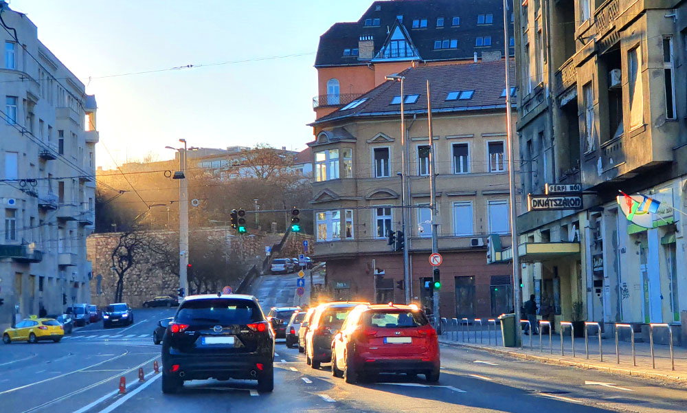 Autóvezetés közben fegyverrel fenyegették meg a többi sofőrt
