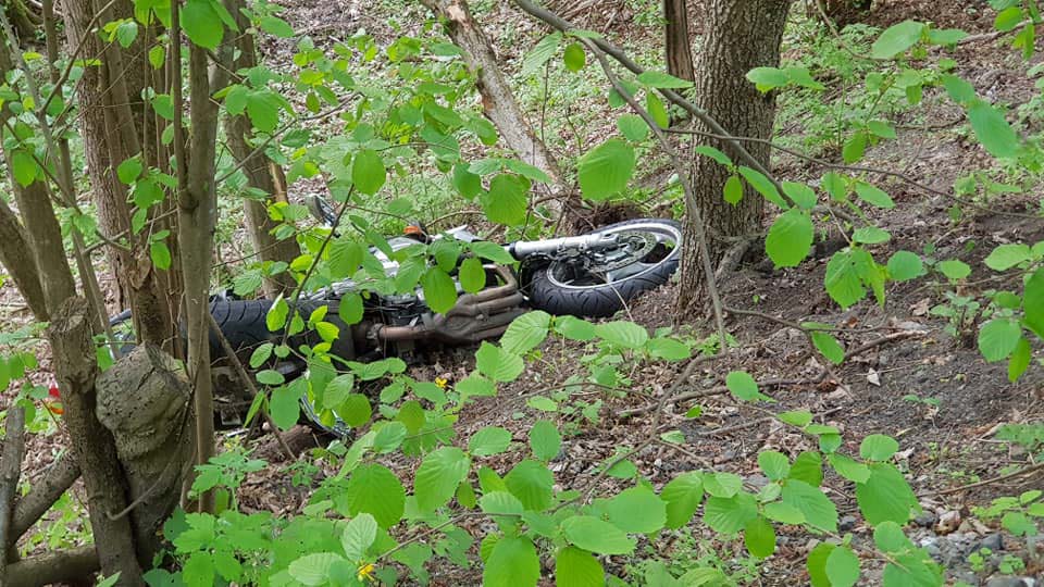Szakadékba zuhant egy motoros, egy 21 férfi az áldozat