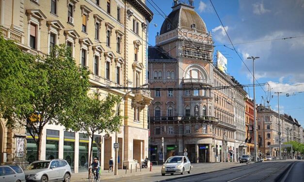 8 perc alatt segítették világra a villamosmegállóban a rendőrök a kisbabát – újabb részletek a különleges szülésről