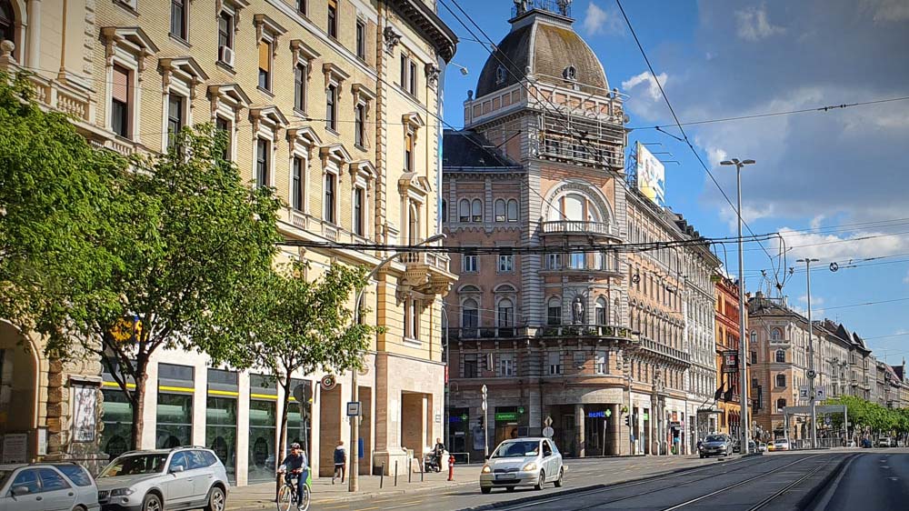 8 perc alatt segítették világra a villamosmegállóban a rendőrök a kisbabát – újabb részletek a különleges szülésről
