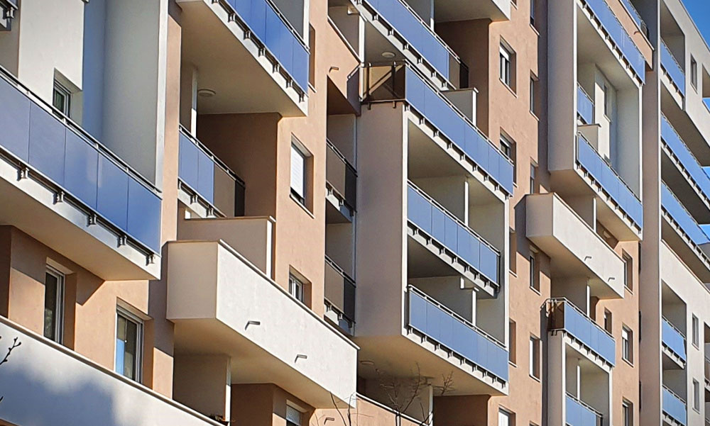 Borzalom: kizuhant egy 1 éves gyerek egy második emeleti lakásból, az anya ijedtében utánanyúlt, de ő is kizuhant