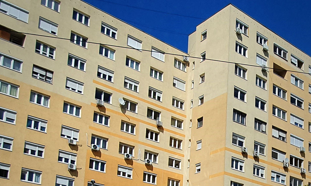 „Édesanyánk a mai napon az angyalok közé távozott” – két kiskorú gyermeke gyászolja azt a nőt, aki ablakpucolás közben zuhant ki siófoki lakásából