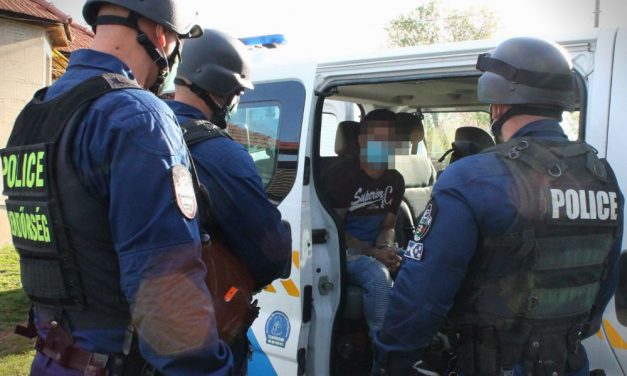 Zavarták a szomszédos óvodába érkező szülők, gyilkossággal fenyegetőzött a férfi