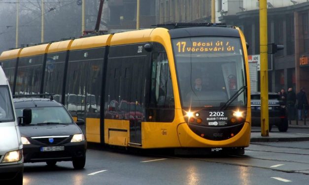Feladta magát a férfi, aki lefejelt egy utast a 17-es villamoson