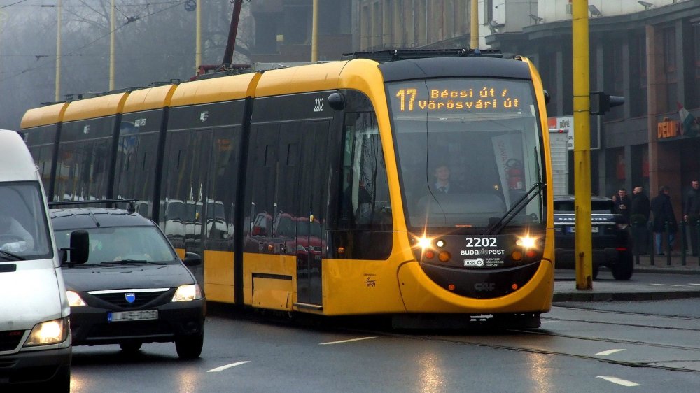 Ököllel esett neki a villamos vezetőjének a dühös férfi, mert nem engedték felszállni