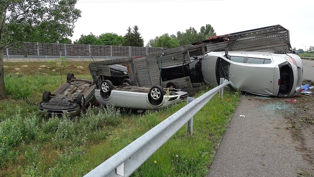 Autókat szállító kamion borult fel az M5-ös autópályán