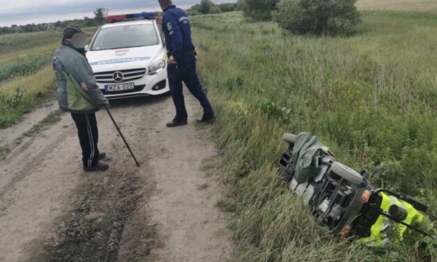 Elektromos tolószékkel borult az árokba egy idős férfi