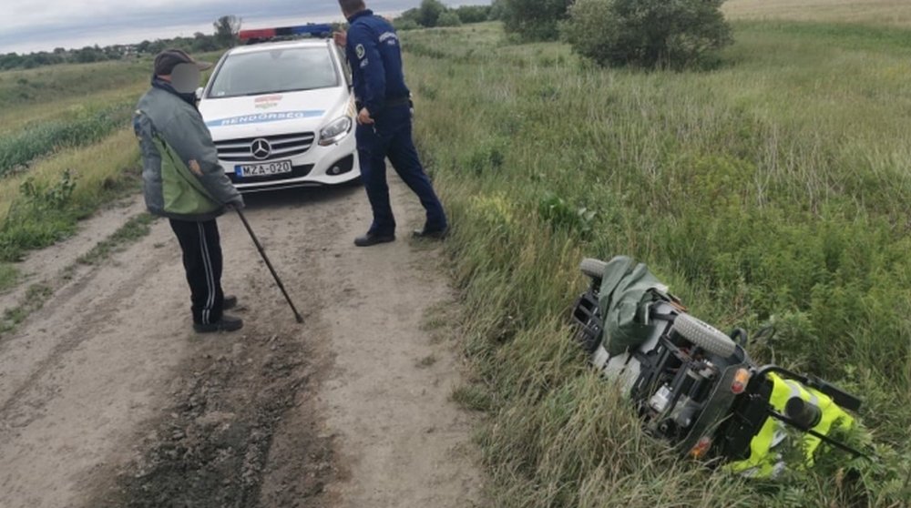Elektromos tolószékkel borult az árokba egy idős férfi