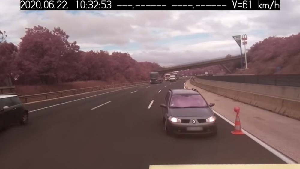 Döbbenetes videó: Az M0-áson egy autós becsapódik a munkaterületet védő járműbe