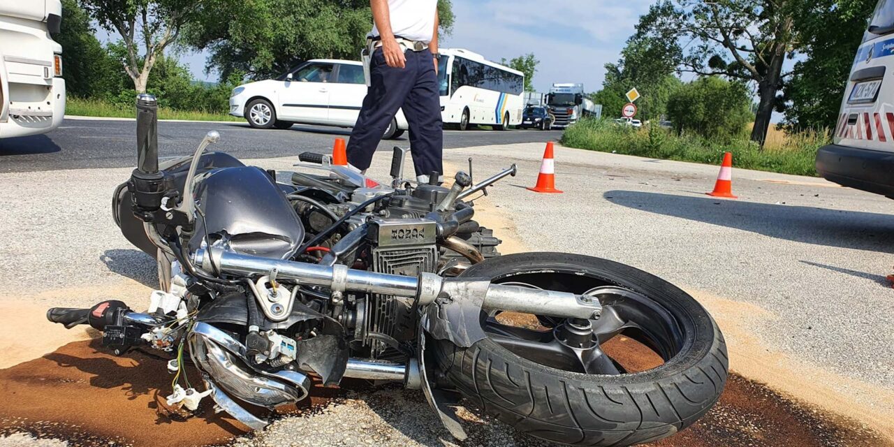 Idegesítette a motoros, ezért szándékosan nekiment autójával a férfi