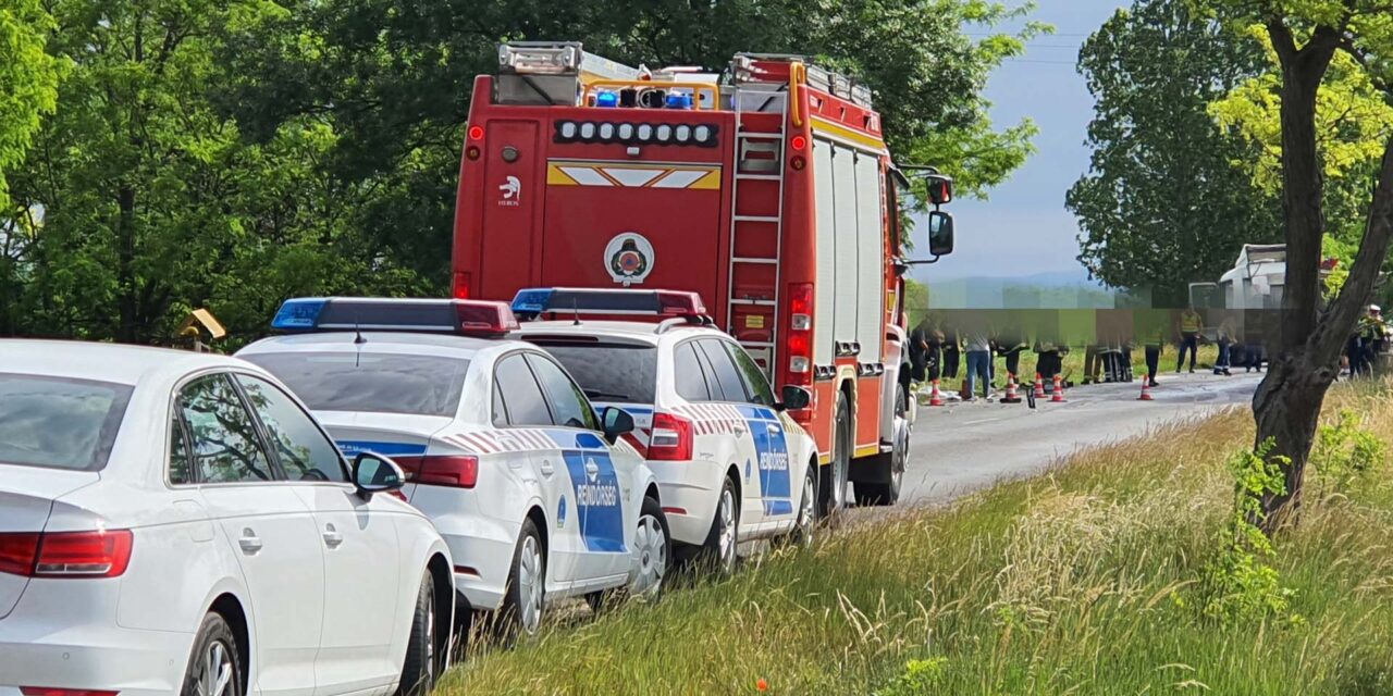 Kőszállító teherautóval ütközött egy személyautó – ketten a helyszínen meghaltak