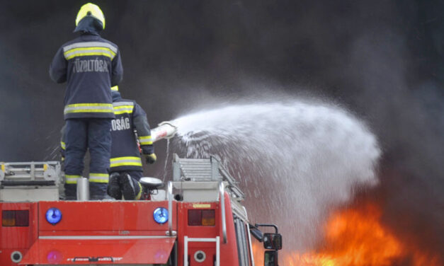 Tűz a maglódi Auchanban, még a helyszínen dolgoznak a tűzoltók