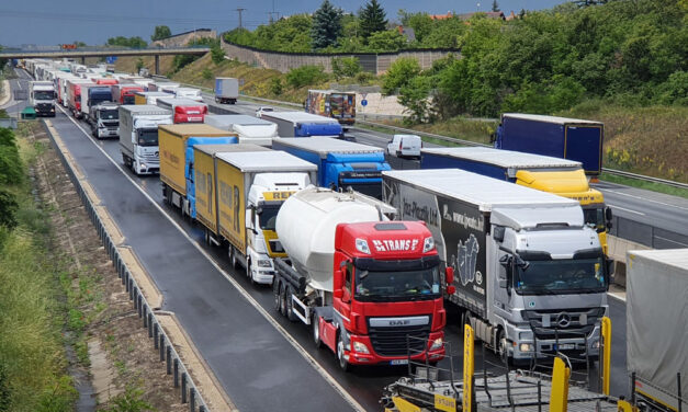 Döbbenetes kamionos vontatás az M7-es autópályán, kész horror, amit csináltak, ilyent még nem láttál