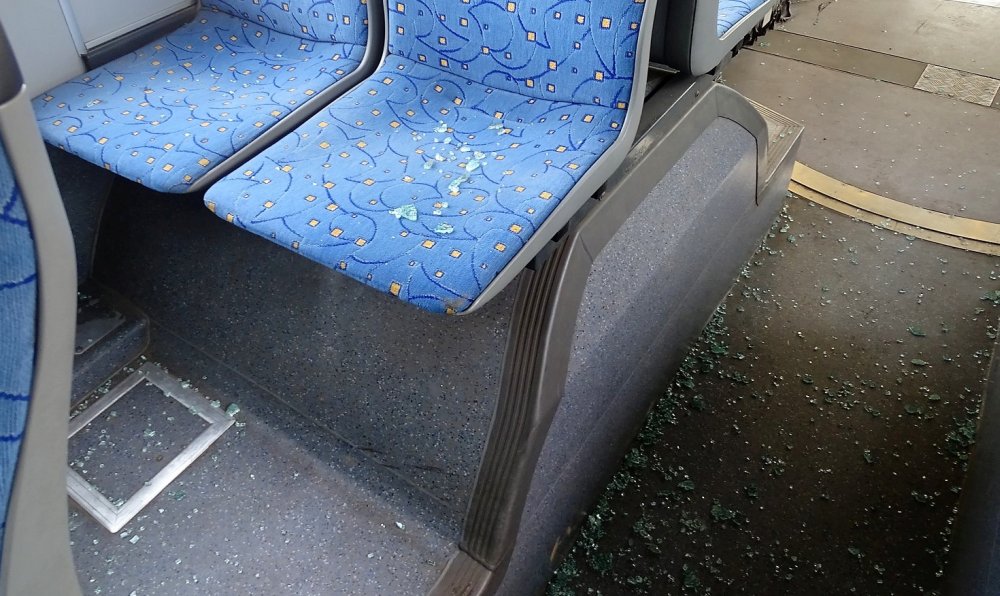 Nem szállhatott fel a buszra a piros lámpánál, ezért betörte a busz ablakát